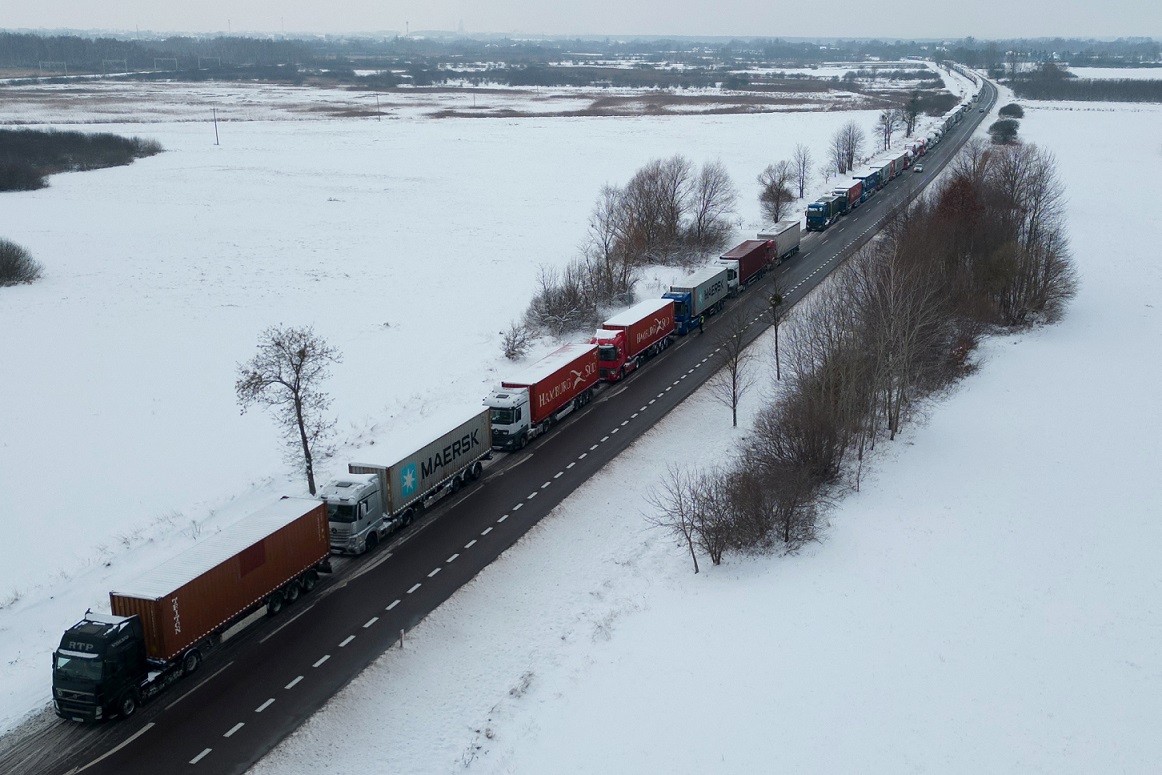 Xe tải xếp hàng dài để qua biên giới Ba Lan-Ukraina tại ngã tư Dorohusk-Jagodzin, ở Brzezno, Ba Lan, 4/12/2023. (Nguồn: Getty Images)