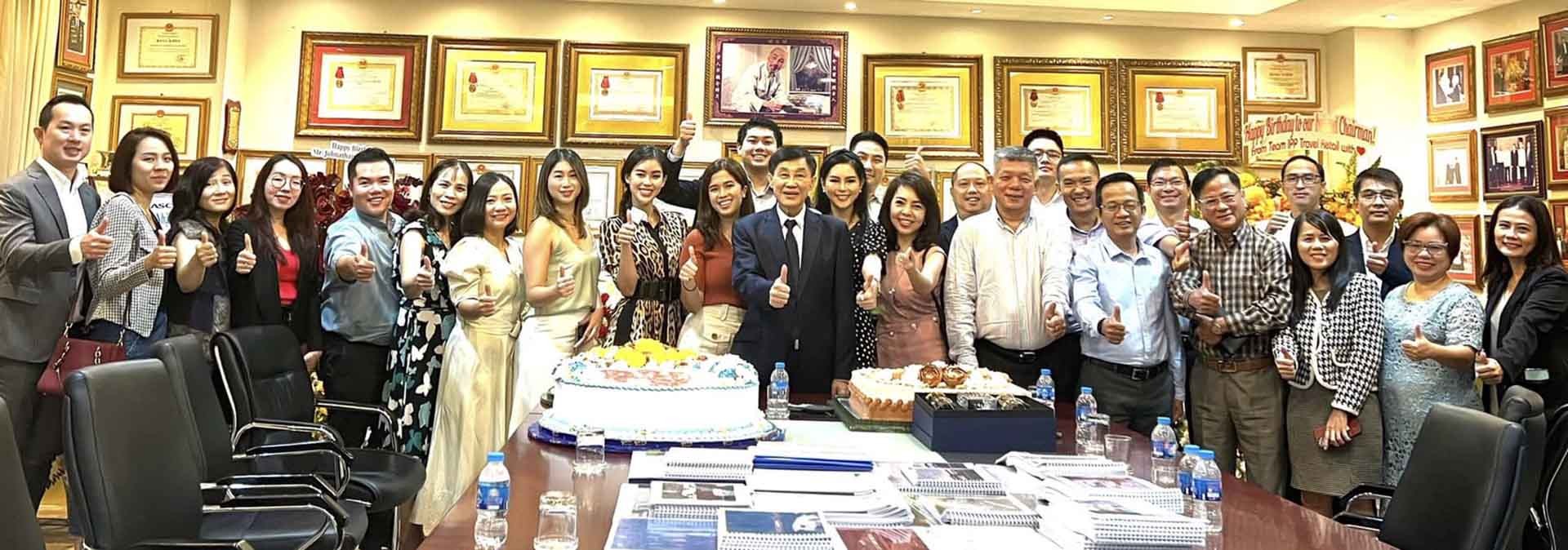 Ông Johnathan Hạnh Nguyễn và các đồng nghiệp tại Tập đoàn IPPG. (Nguồn: IPPG)
