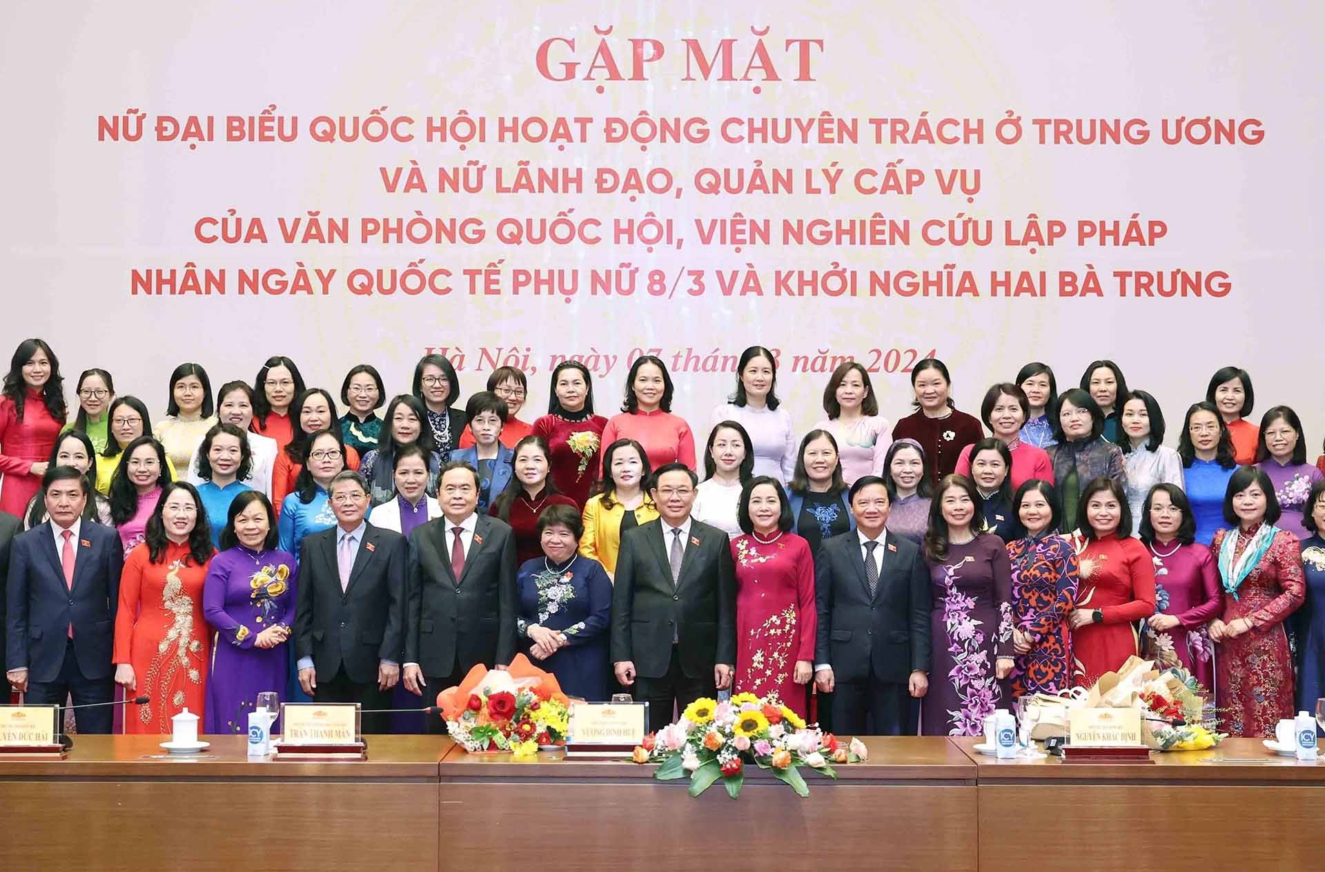 Chủ tịch Quốc hội Vương Đình Huệ và các Phó Chủ tịch Quốc hội với các nữ đại biểu. (Nguồn: TTXVN)