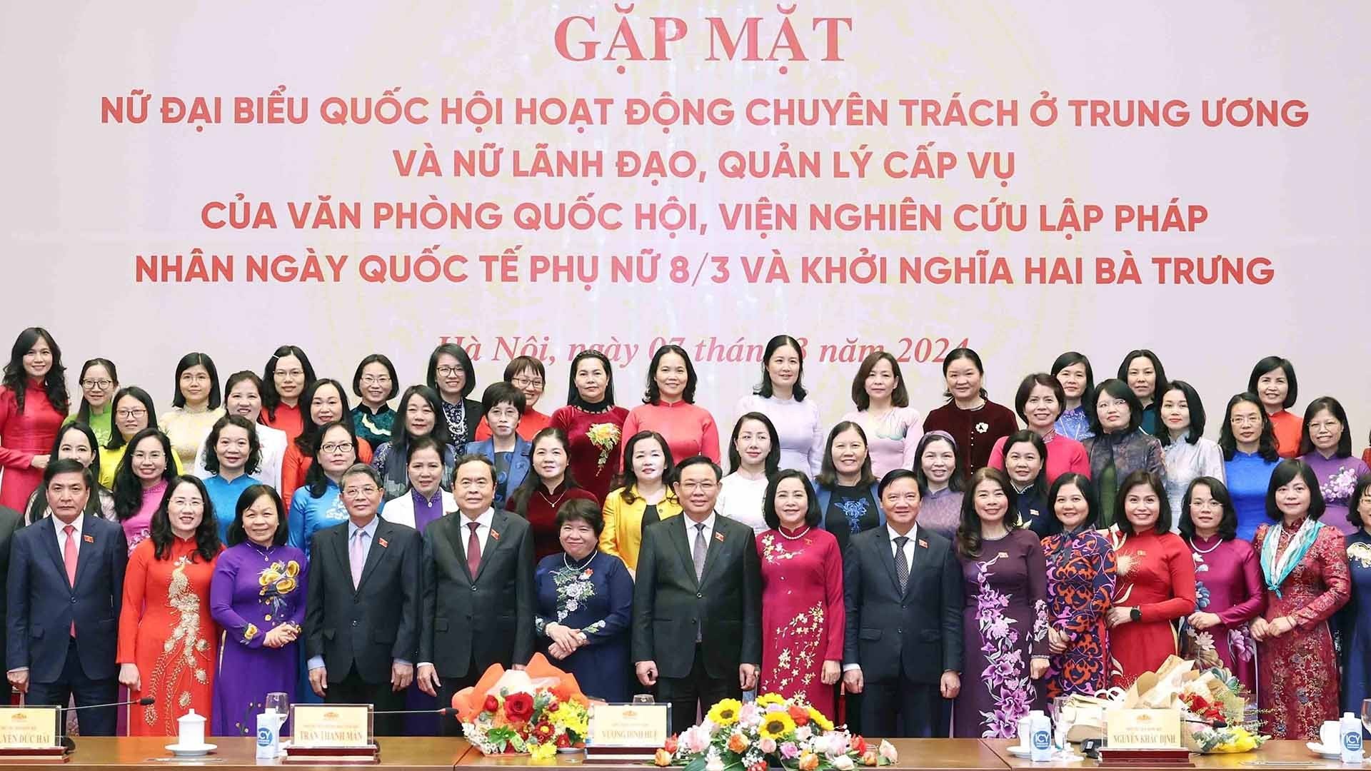 Chủ tịch Quốc hội Vương Đình Huệ gặp mặt các nữ đại biểu Quốc hội chuyên trách ở Trung ương