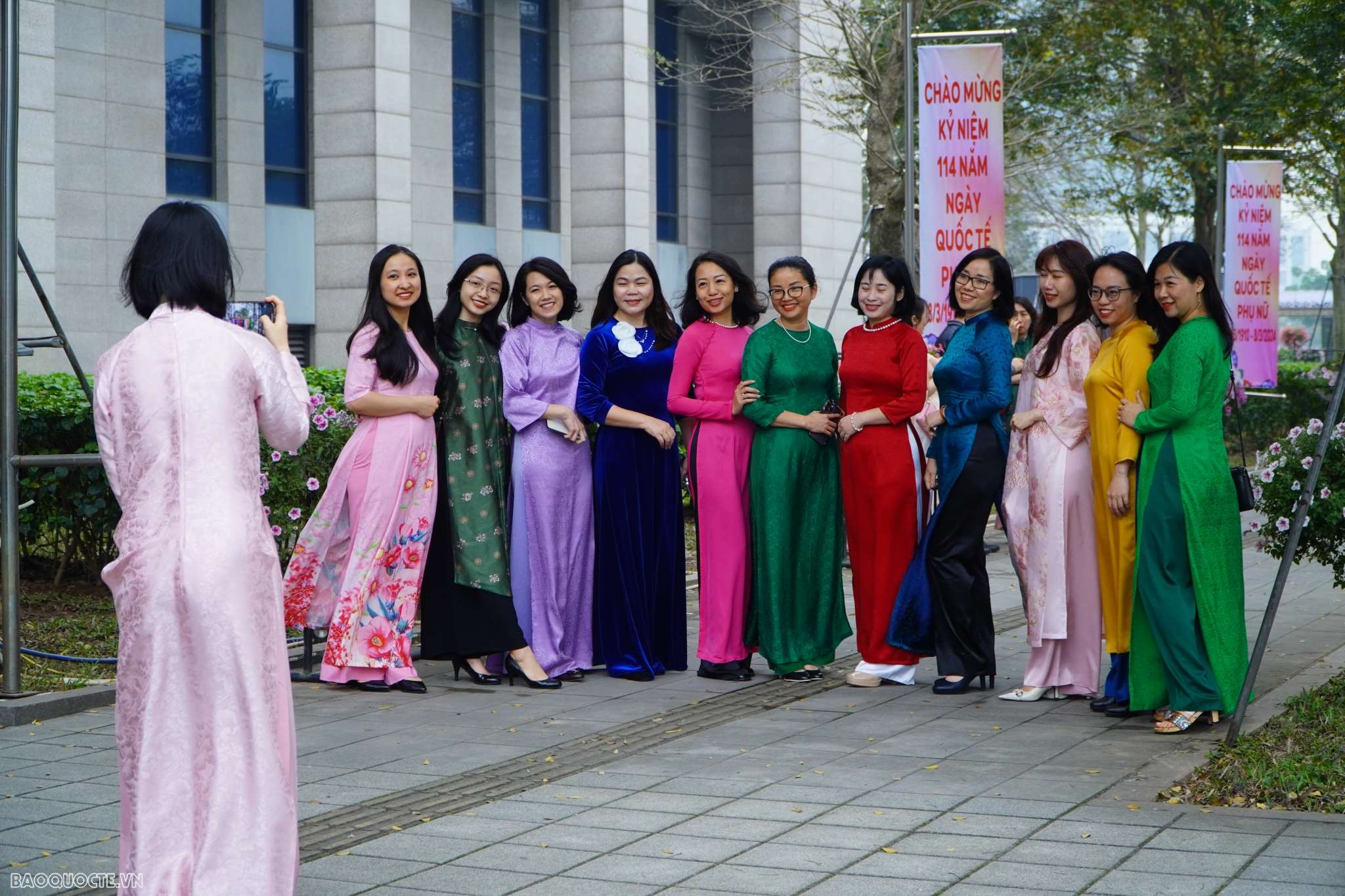 'Bóng hồng Ngoại giao' toả nắng trong Ngày quốc tế Phụ nữ