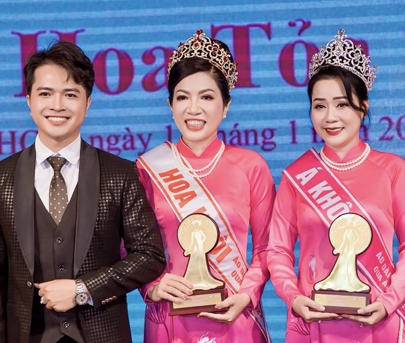 Ông Đinh Quang Khánh – Đại diện BTC cùng Hoa khôi và Á khôi cuộc thi Hoa khôi Áo dài Việt Nam qua Ảnh 2023.