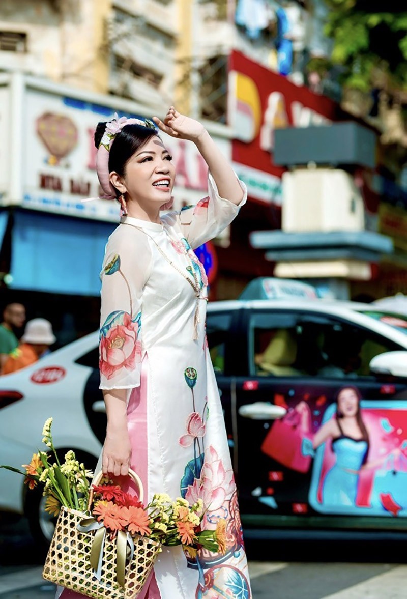Doanh nhân Cao Thị Kim Dung thướt tha xuống phố trong trang phục áo dài truyền thống.