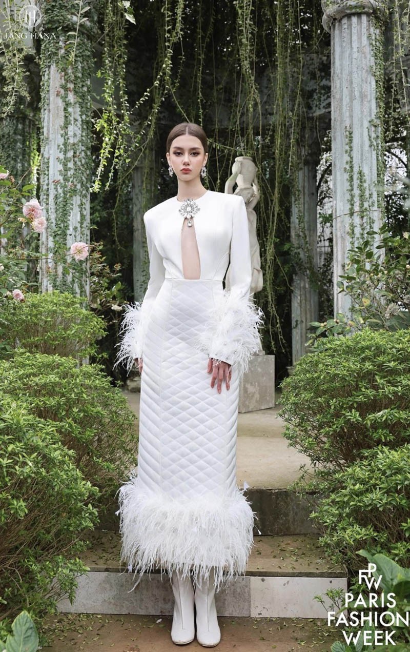 Thiết kế Haute Couture đính kết cầu kỳ của thương hiệu Jang Hana.