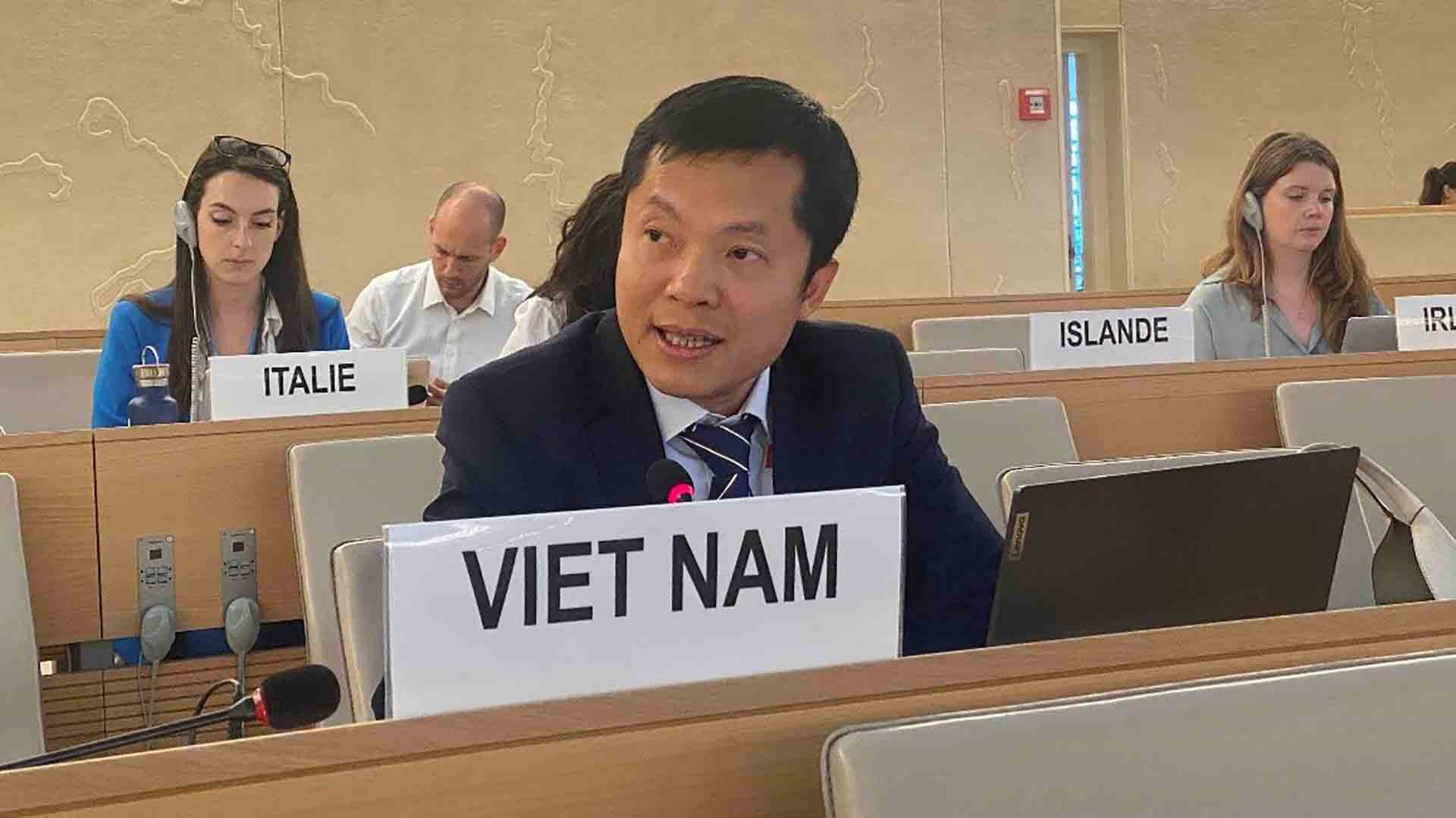 Tham tán Công sứ, Phó Trưởng Phái đoàn Việt Nam tại Geneva Cung Đức Hân phát biểu tại Phiên đối thoại với Báo cáo viên đặc biệt của LHQ  về quyền văn hóa.