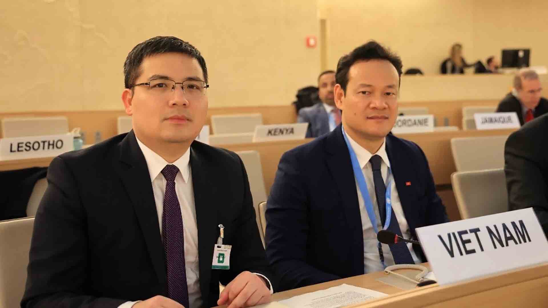 Đại sứ Mai Phan Dũng (phải), Trưởng Phái đoàn thường trực của Việt Nam tại Geneva phát biểu tại Phiên họp. (Nguồn: TTXVN)