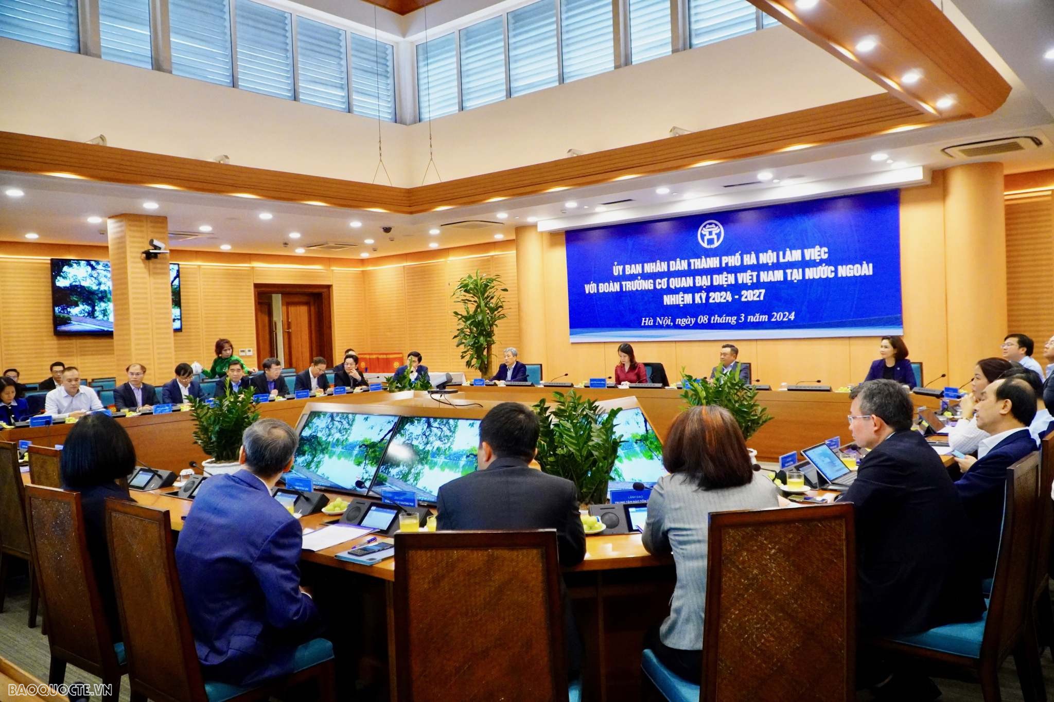 Đoàn Trưởng Cơ quan đại diện Việt Nam tại nước ngoài nhiệm kỳ 2024-2027 làm việc với UBND thành phố Hà Nội