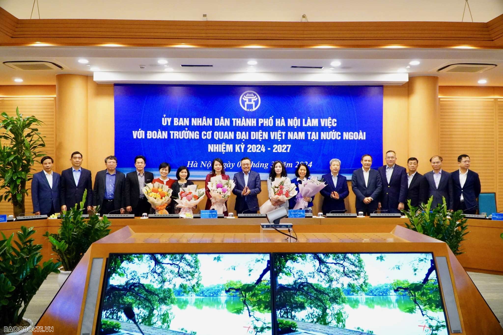Đoàn Trưởng Cơ quan đại diện Việt Nam tại nước ngoài nhiệm kỳ 2024-2027 làm việc với UBND thành phố Hà Nội