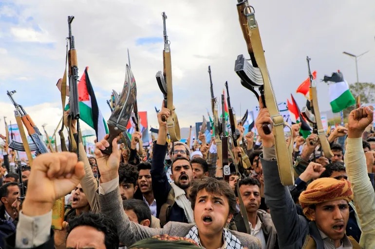 Những người ủng hộ Houthi vung vũ khí và hô khẩu hiệu ở thủ đô Sanaa của Yemen vào ngày 8 tháng 3 năm 2024 để ủng hộ người Palestine [Mohammed Huwais/AFP]