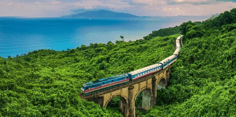 đoàn tàu du lịch Huế - Đà Nẵng sẽ mang đến cho du khách trải nghiệm thú vị về phong cảnh núi non, bờ biển. (Nguồn: Báo Công Thương)