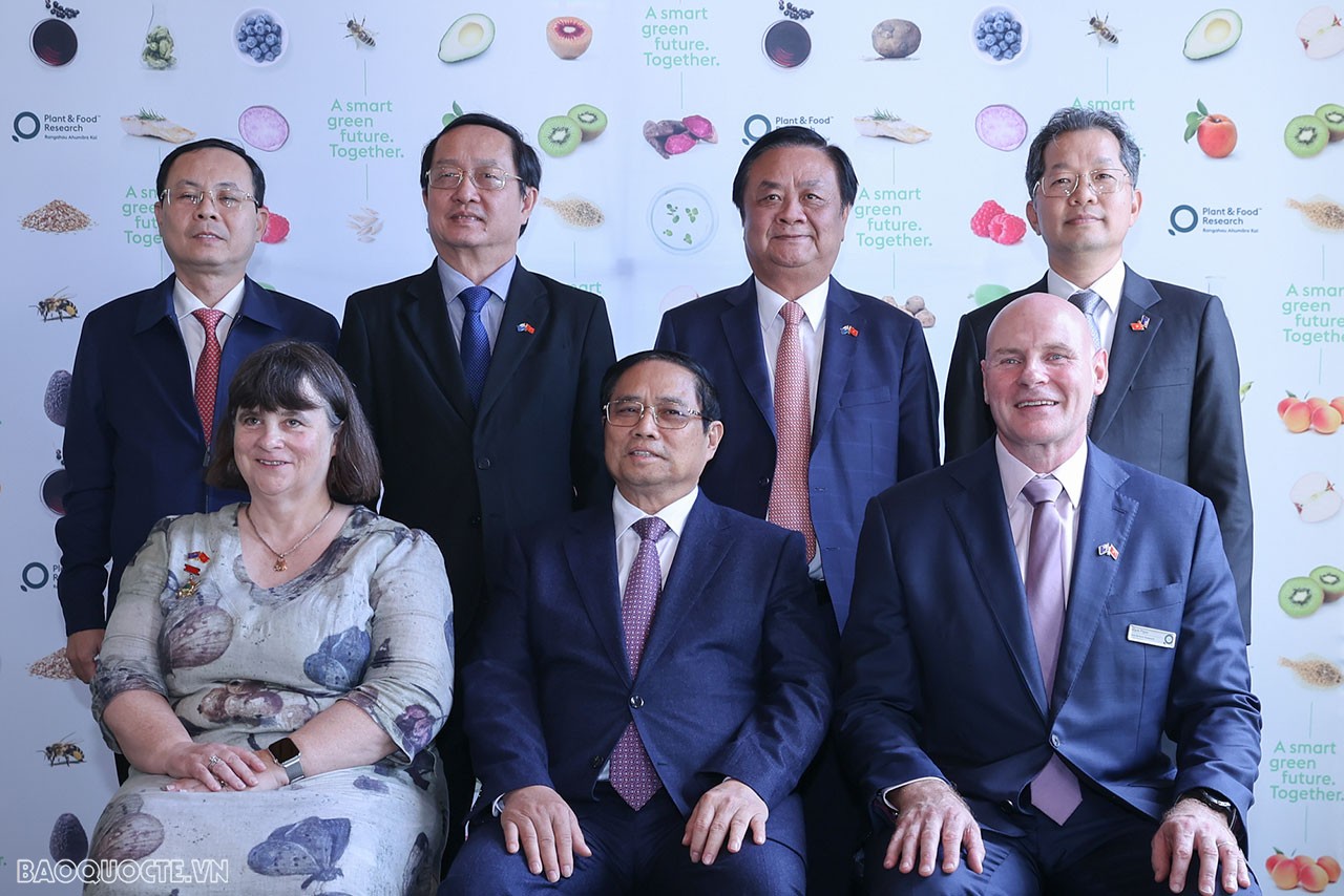 Thủ tướng và các bộ trưởng chụp ảnh lưu niệm với lãnh đạo Trung tâm Nghiên cứu cây trồng và thực phẩm.