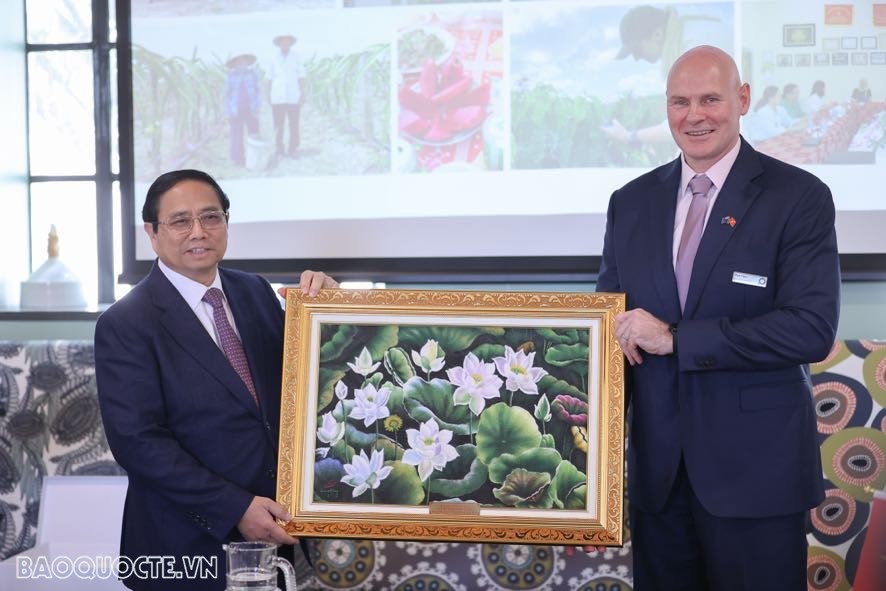 Thủ tướng tặng quà cho Trung tâm Nghiên cứu cây trồng và thực phẩm.