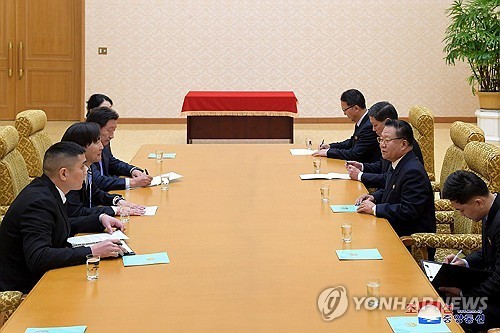 Bức ảnh tư liệu này do Thông tấn xã Trung ương chính thức của Triều Tiên công bố vào ngày 30 tháng 1 năm 2024, cho thấy cuộc gặp giữa tân Đại sứ Mông Cổ tại Triều Tiên Luvsantseren Erdeneddavaa (thứ 2 từ trái) và Choe Ryong-hae (thứ 2 từ phải), chủ tịch của Ủy ban thường vụ Quốc hội tối cao Triều Tiên. (Chỉ sử dụng ở Hàn Quốc. Không phân phối lại) (Yonhap)