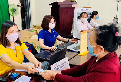 Chi trả lương hưu, trợ cấp BHXH hàng tháng tại Đồng Nai - Ảnh: BHXH Đồng Nai
