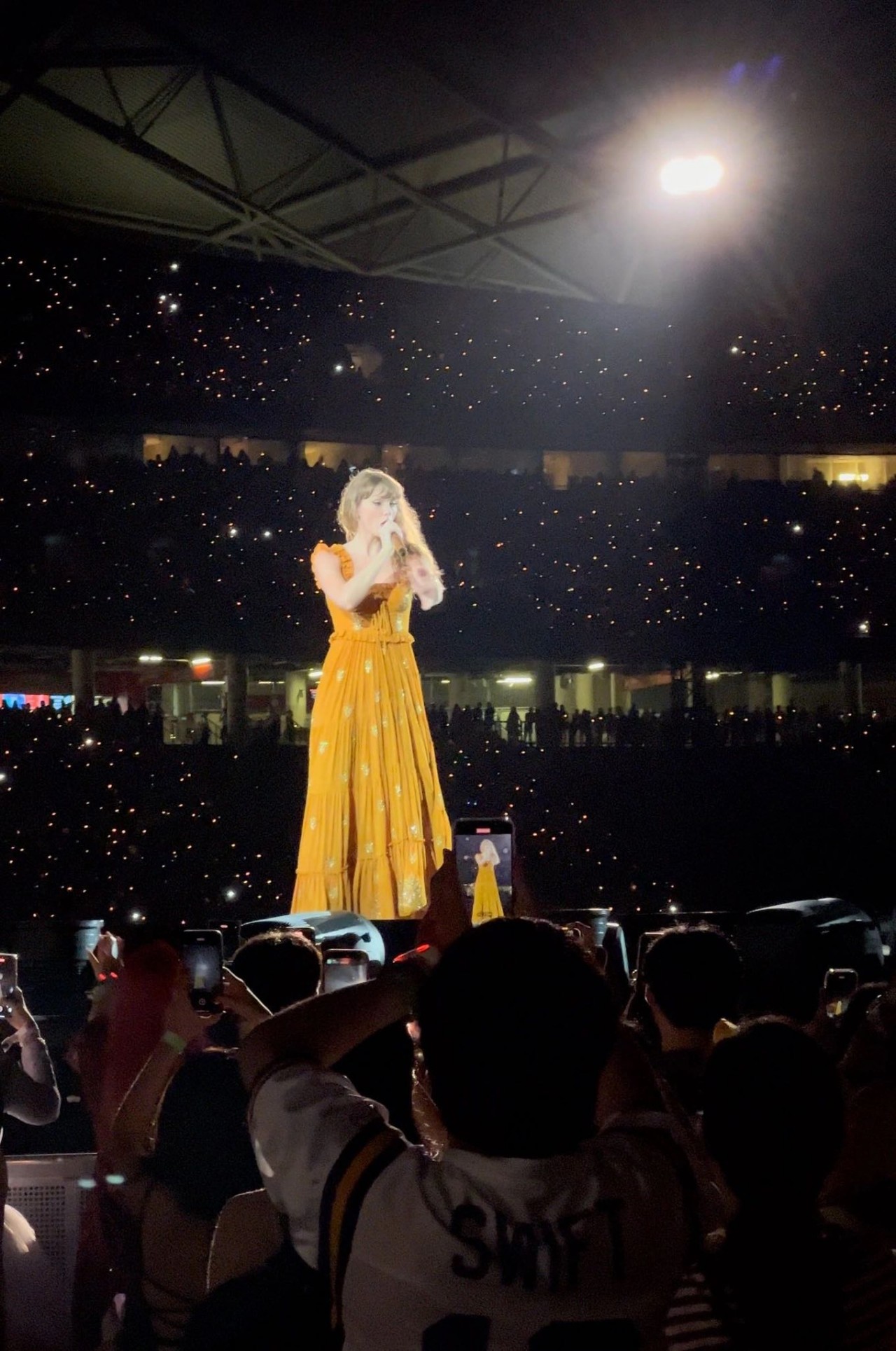 Bóc mác trang phục biểu diễn ở Singapore của Taylor Swift