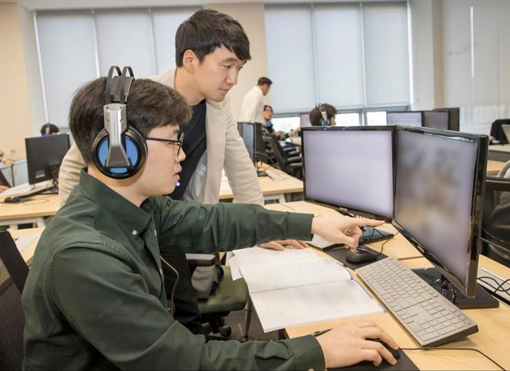 An applicant for Samsung Group's open recruitment attends a pre-examination session before sitting the group's aptitude test called GSAT, at Samsung Human Resources Development Institute in Yongin, Gyeonggi Province, October 2023. Courtesy of Samsung Group