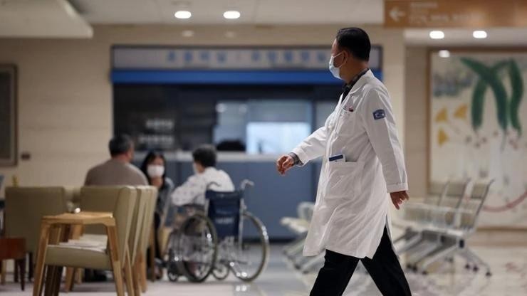 Hàng loạt bác sĩ nghỉ việc, nhiều bệnh viện Hàn Quốc tiếp tục hoãn và hủy các ca phẫu thuật