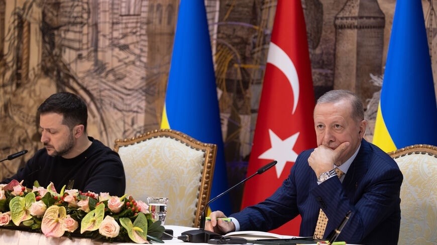 Tổng thống Thổ Nhĩ Kỳ Recep Tayyip Erdogan (phải) và người đồng cấp Ukraine Volodymyr Zelensky trong cuộc họp báo chung tại Istanbul ngày 8/3. Ông Erdogan tuyên bố Thổ Nhĩ Kỳ sẵn sàng tổ chức các cuộc đàm phán hòa bình với sự tham gia của Ukraine và LB Ng