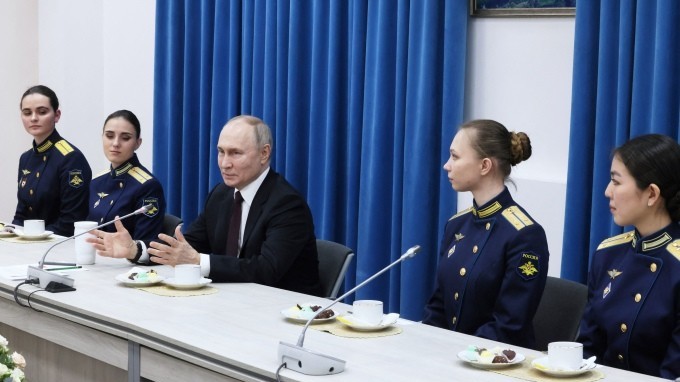 Ảnh ấn tượng (4-10/3): Ông Putin ca ngợi máy bay ‘Thiên nga trắng' Tu-160M ‘hoàn hảo, độc nhất vô nhị’, Ukraine phản đối Nga dự thượng đỉnh hòa bình