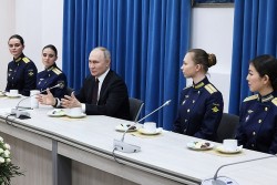 Ảnh ấn tượng (4-10/3): Ông Putin ca ngợi máy bay ‘Thiên nga trắng