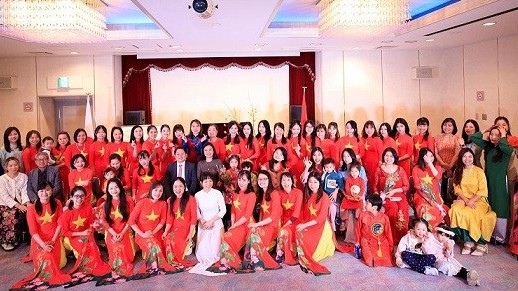 Quà tặng áo dài cho phụ nữ Việt Nam tại vùng Kansai, Nhật Bản