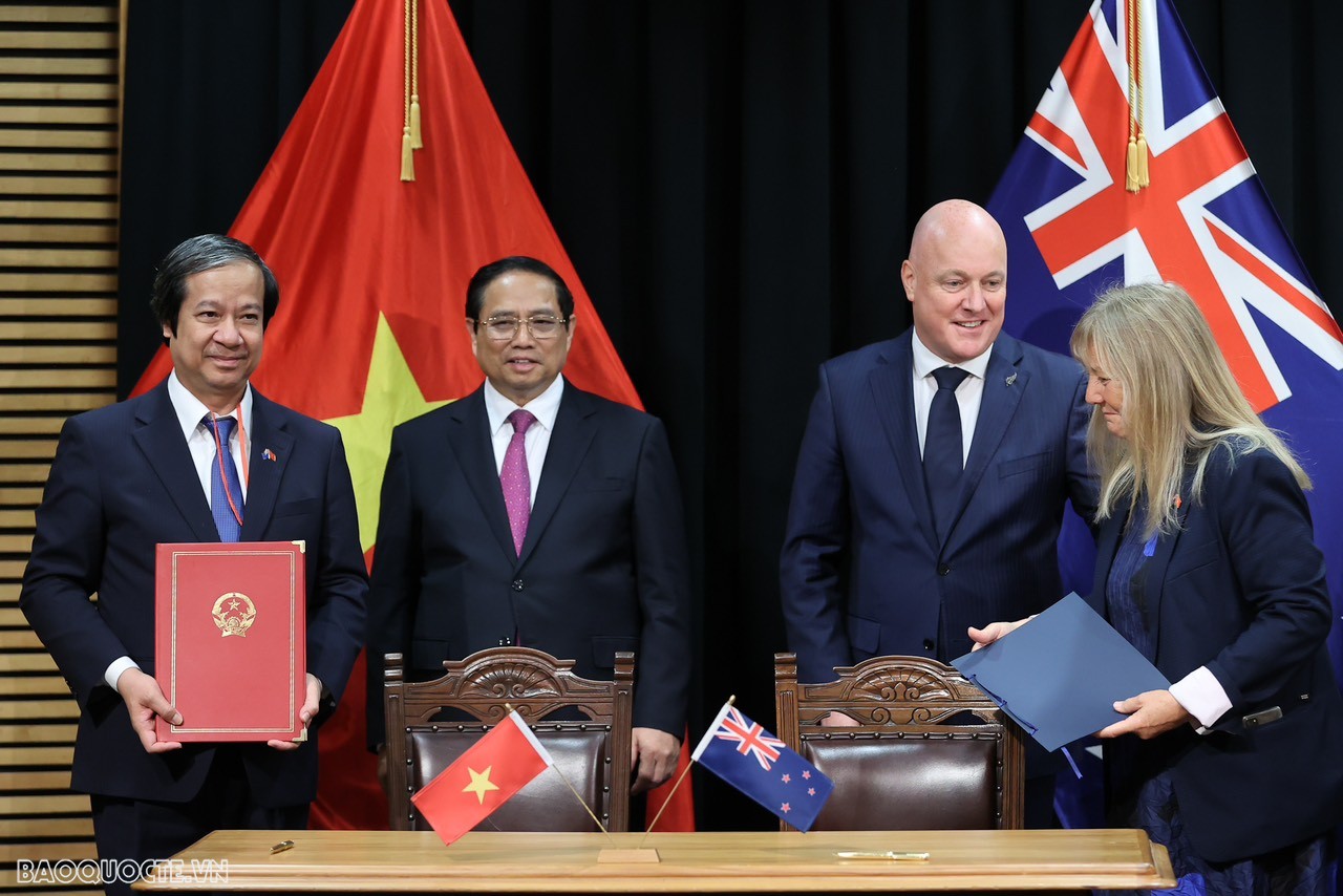 Vietnam, New Zealand PMs hold press conference, promote all-round ties, look forward new level of relations