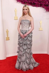 Chiêm ngưỡng những bộ đầm thời trang cao cấp trên thảm đỏ lễ trao giải Oscar 2024
