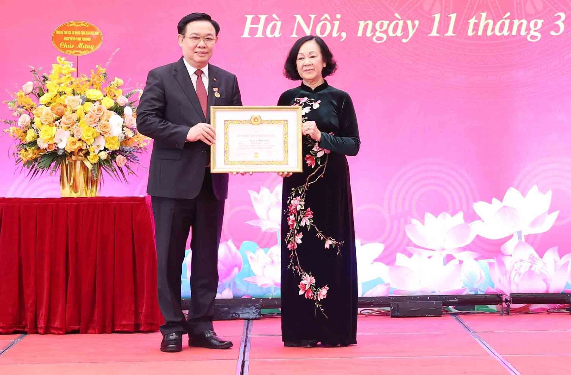 Đồng chí Trương Thị Mai, Ủy viên Bộ Chính trị, Thường trực Ban Bí thư, Trưởng ban Tổ chức Trung ương trao Huy hiệu 40 năm tuổi Đảng tặng đồng chí Vương Đình Huệ. (Nguồn: TTXVN)