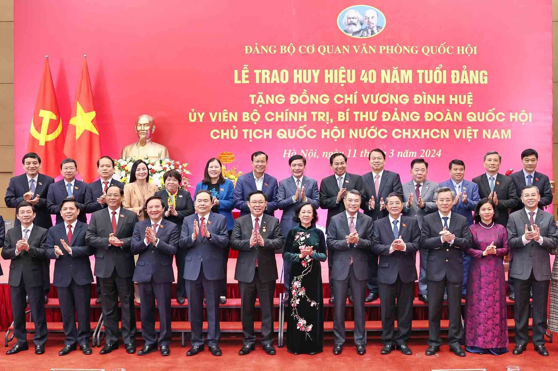 Thường trực Ban Bí thư Trương Thị Mai cùng các đồng chí lãnh đạo Đảng, Nhà nước chúc mừng Chủ tịch Quốc hội Vương Đình Huệ. (Nguồn: TTXVN)