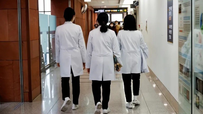Khủng hoảng y tế Hàn Quốc 'lây lan' sang lĩnh vực đào tạo, hàng loạt sinh viên nghỉ học, 30 trường y hoãn khai giảng