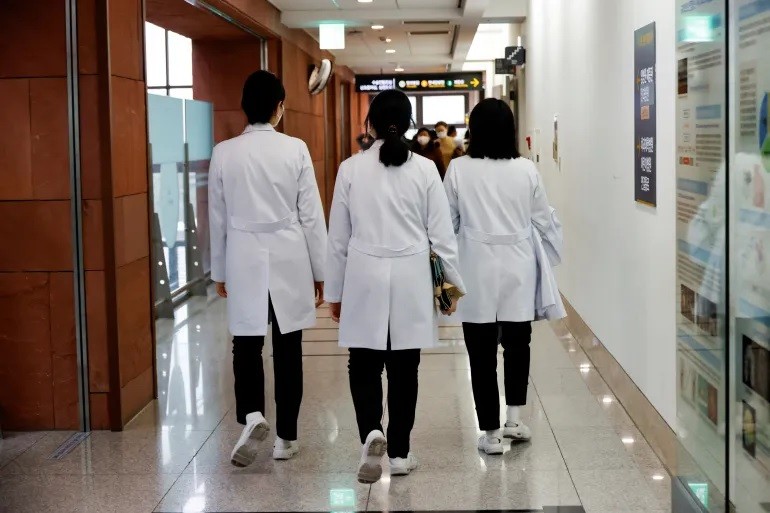 Khủng hoảng y tế Hàn Quốc - 'căn bệnh' lây lan sang lĩnh vực giáo dục, hàng loạt sinh viên nghỉ học, 30 trường y hoãn khai giảng