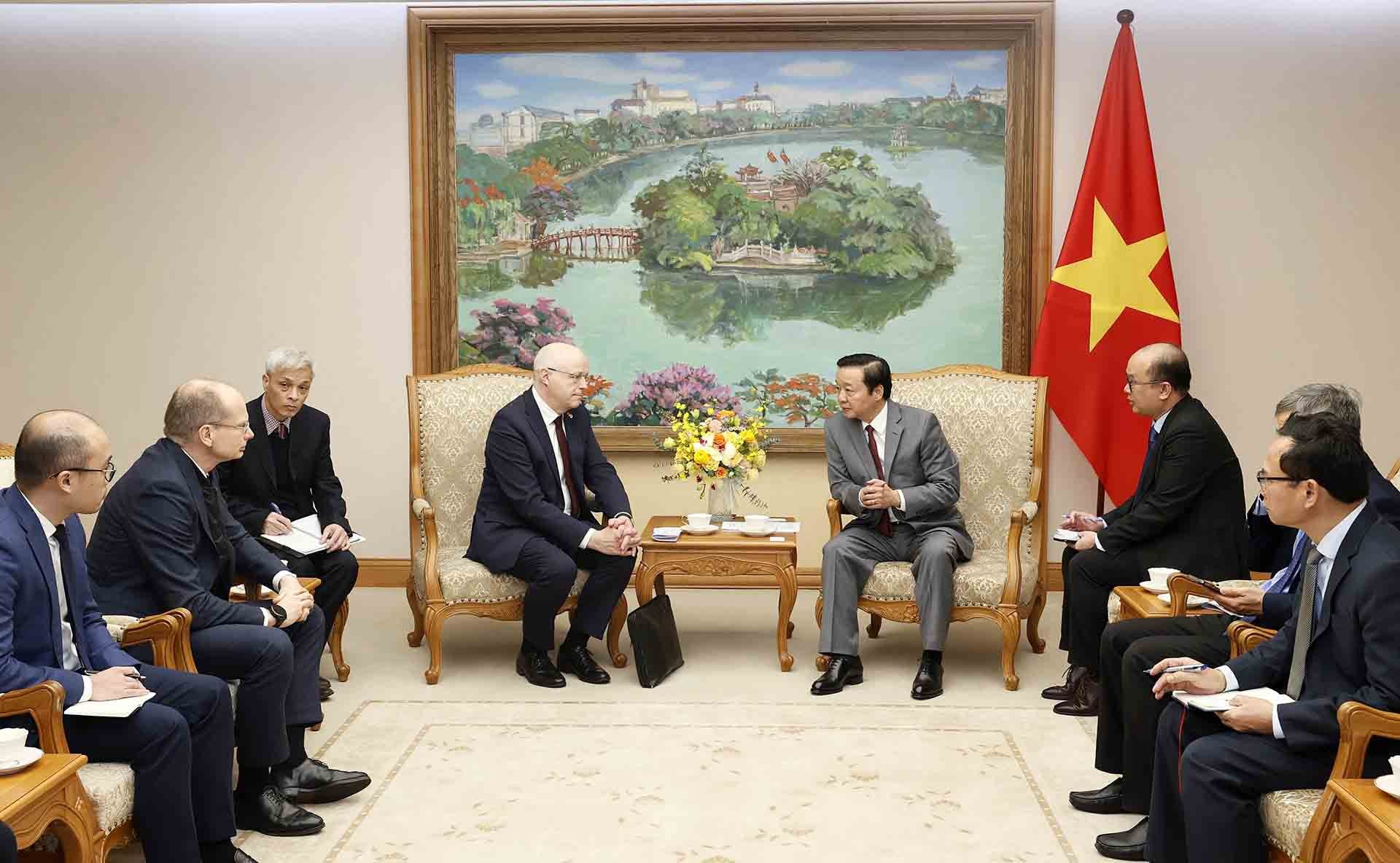 Phó Thủ tướng Trần Hồng Hà tiếp Đại sứ Phần Lan tại Việt Nam Keijio Novaron và ông Hakan Agnevall, Chủ tịch Tập đoàn Wartsila, Phần Lan. (Nguồn: TTXVN)