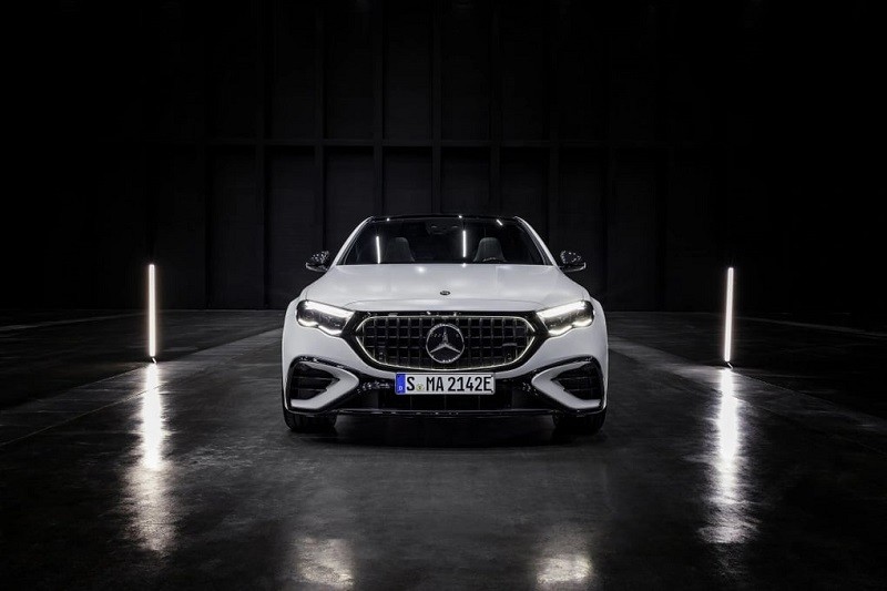 Cận cảnh Mercedes-AMG E53 Hybrid 4Matic+ vừa ra mắt, công suất tới 603 mã lực