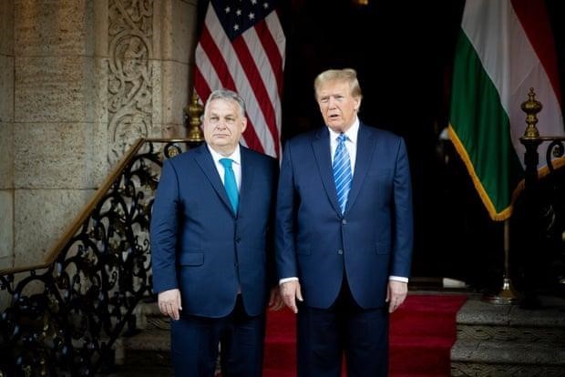 Thủ tướng Hungary Viktor Orban và ông Donald Trump tại cuộc gặp mặt ở Florida. (Ảnh: The Guardian)