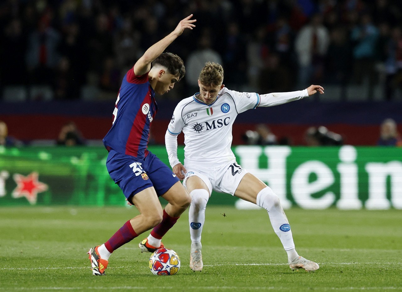 Hòa nhau 1-1 ở lượt đi trên đất Italy, trận tái đấu giữa Barca và Napoli tại sân Nou Camp diễn ra sôi động và kịch tính.