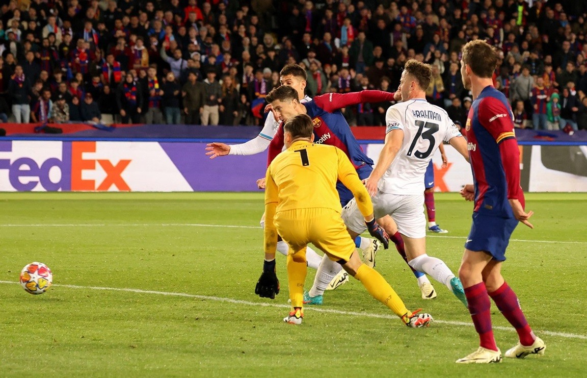 Số phận trận đấu được định đoạt ở phút 83, Sergi Roberto mớm bóng cho Lewandowski đệm vào khung thành trống.