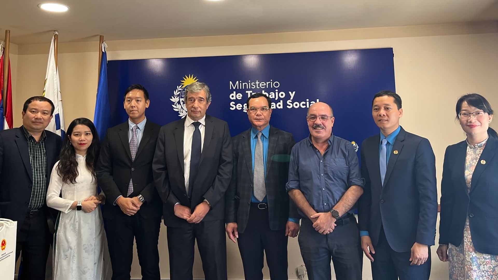 Chủ tịch Tổng Liên đoàn Lao động Việt Nam Nguyễn Đình Khang làm việc với Thứ trưởng Bộ Lao động và an sinh xã hội Uruguay Mario Arizti.