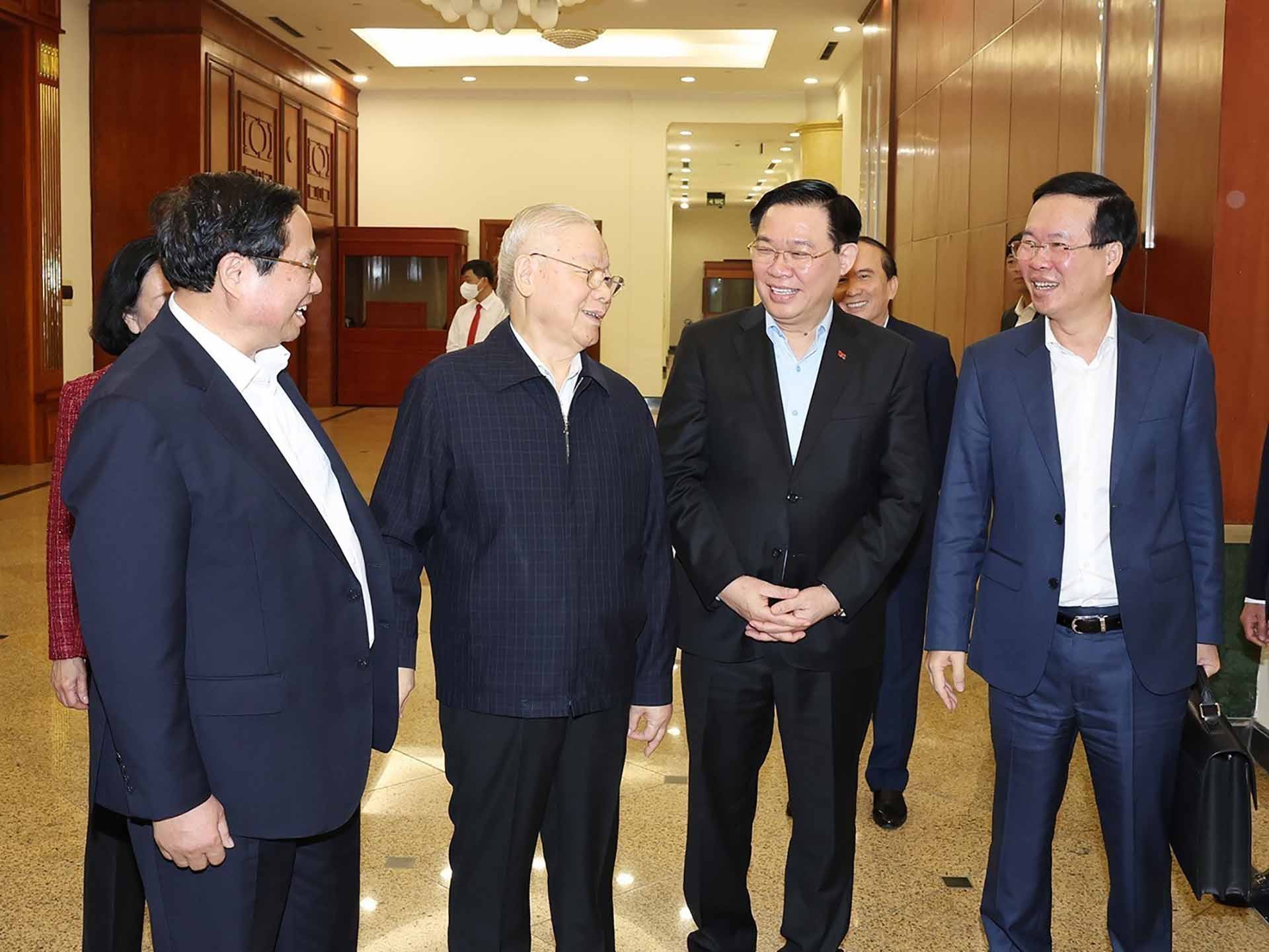 Tổng Bí thư Nguyễn Phú Trọng với các đồng chí lãnh đạo Đảng, Nhà nước tham dự phiên họp. (Nguồn: TTXVN)