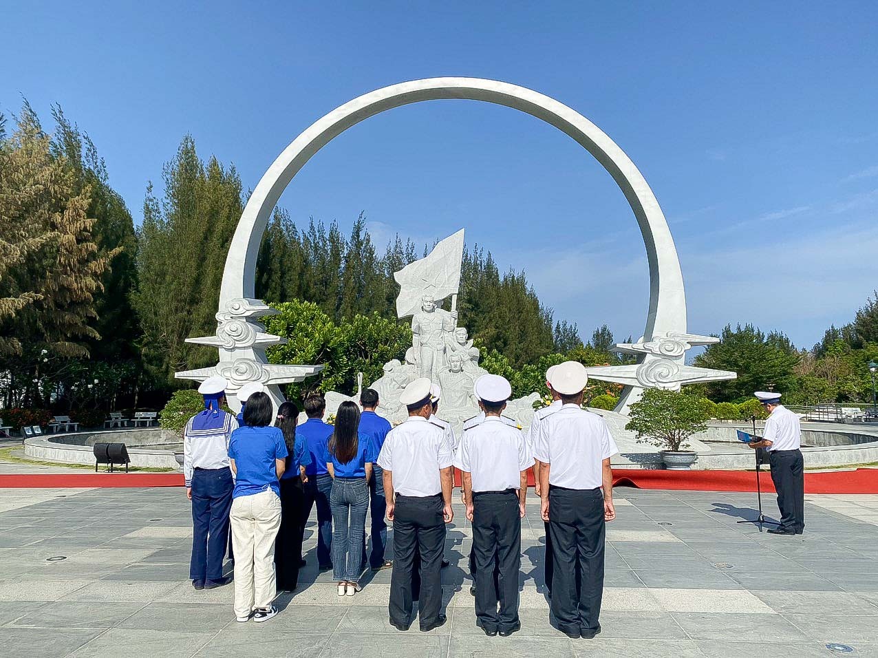 Thanh niên Hải quân dân hưởng tưởng niệm các chiến sĩ hy sinh tại quần đảo Trường Sa Tháng 3, thanh niên hải quân tưởng nhớ cha anh hy sinh vì biển đảo quê hương