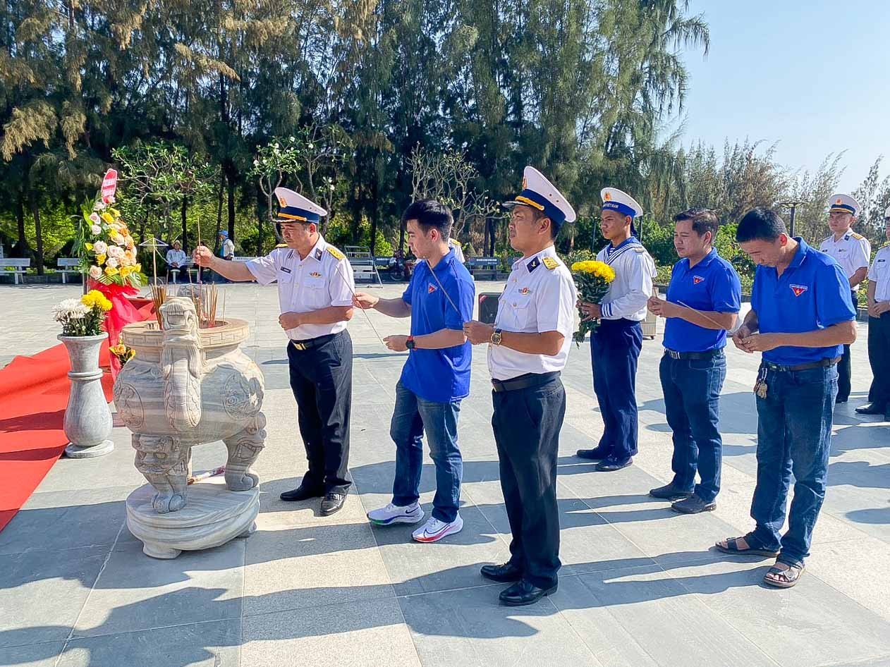 Thanh niên Hải quân dân hưởng tưởng niệm các chiến sĩ hy sinh tại quần đảo Trường Sa Thanh niên Hải quân dân hưởng tưởng niệm các chiến sĩ hy sinh tại quần đảo Trường Sa