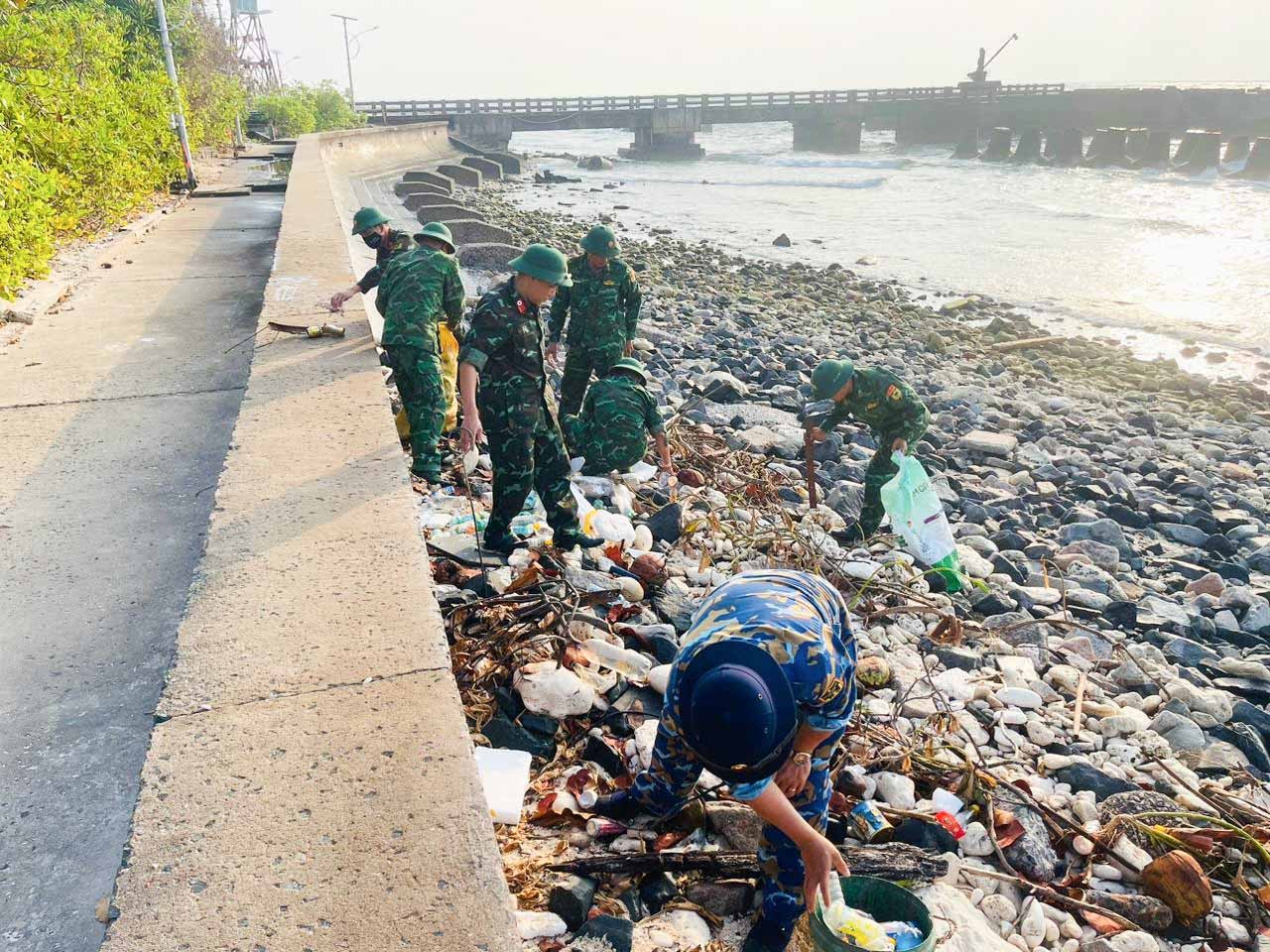 Thanh niên Hải quân dân hưởng tưởng niệm các chiến sĩ hy sinh tại quần đảo Trường Sa