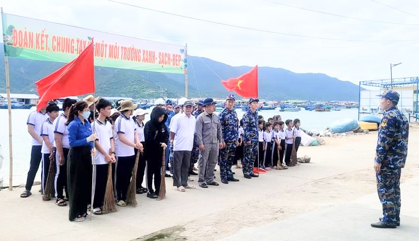 Thanh niên Hải quân dân hưởng tưởng niệm các chiến sĩ hy sinh tại quần đảo Trường Sa