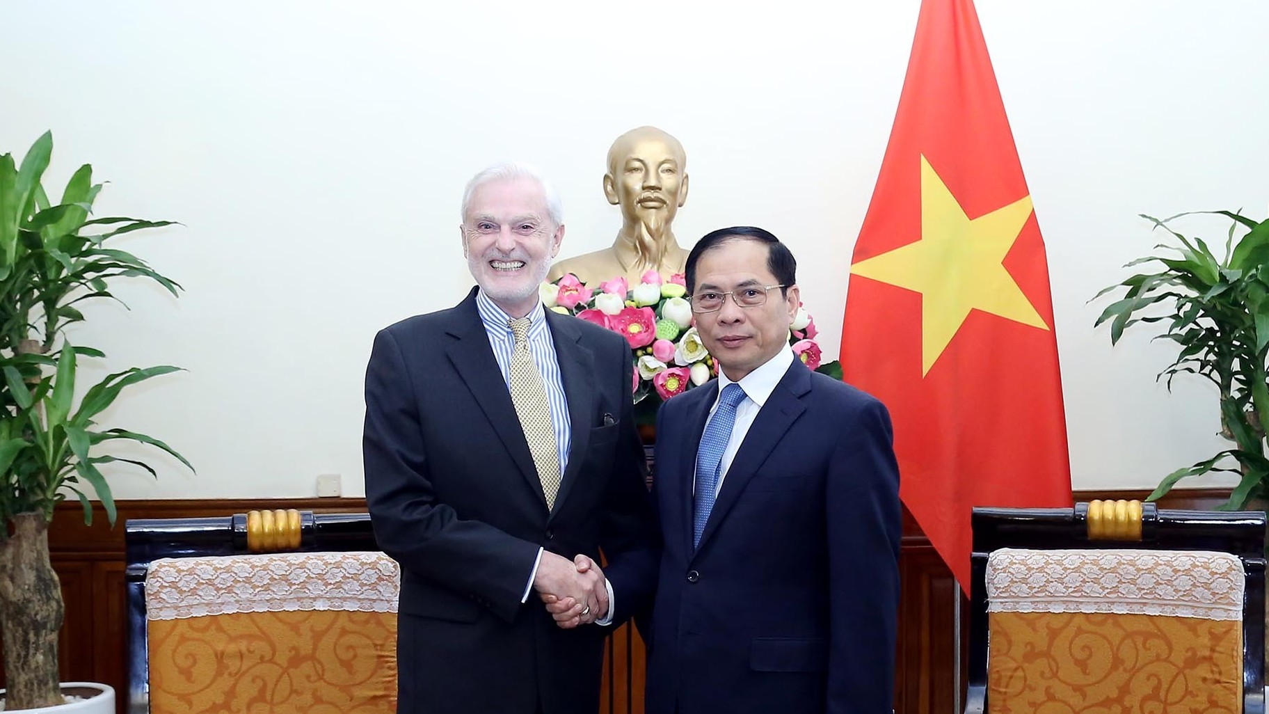 Bộ trưởng Ngoại giao Bùi Thanh Sơn tiếp Đại sứ Bồ Đào Nha chào từ biệt