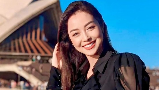 Sao Việt: Hoa hậu Jennifer Phạm khoe sắc, Hòa Minzy trông như nữ sinh