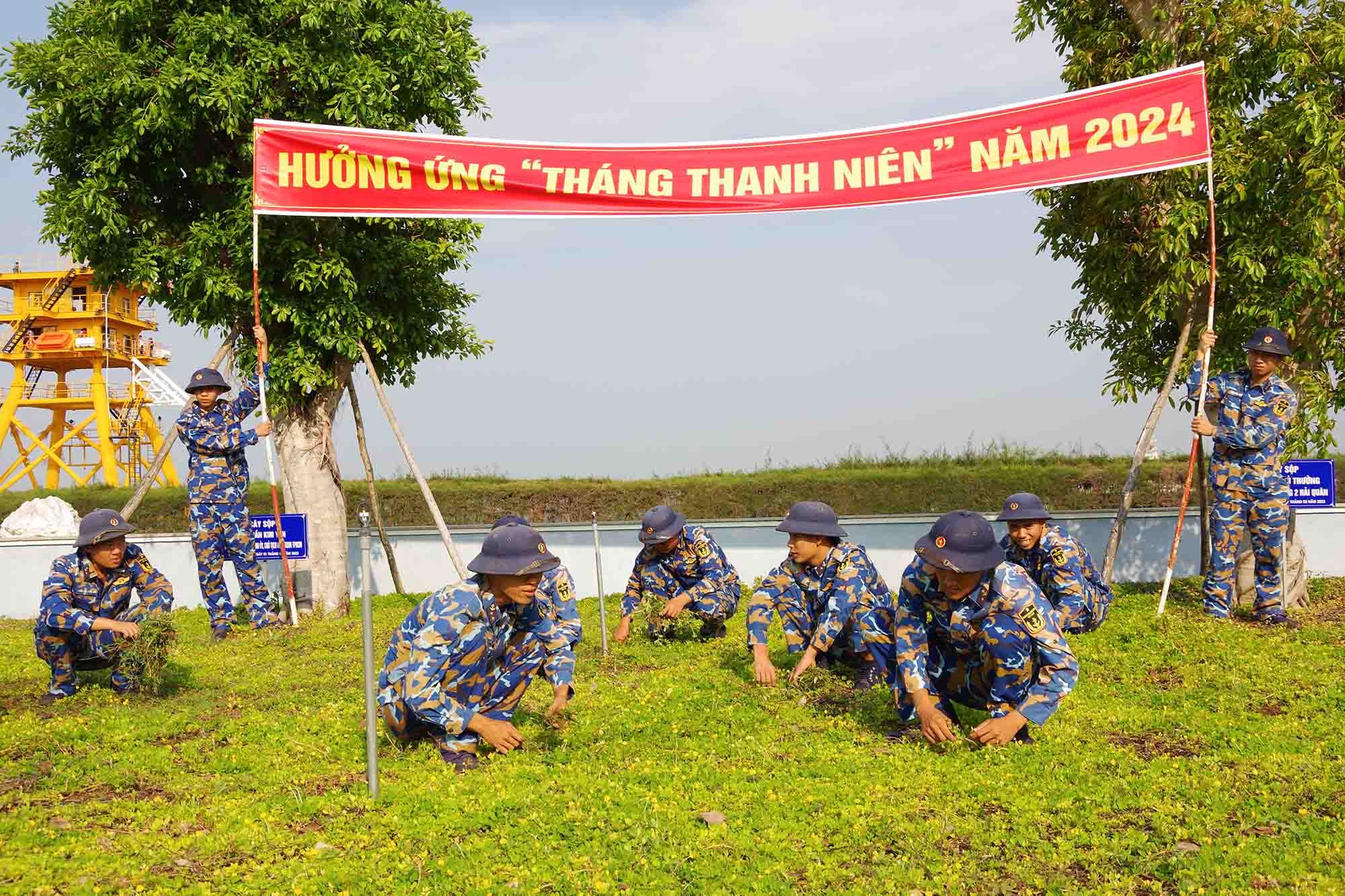 Thanh niên Hải quân dân hưởng tưởng niệm các chiến sĩ hy sinh tại quần đảo Trường Sa