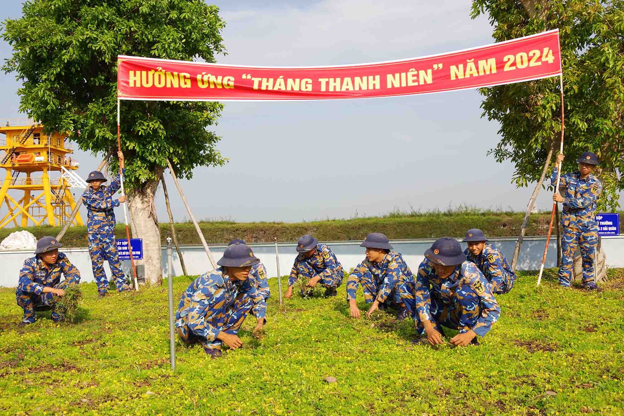 Thanh niên Hải quân dân hưởng tưởng niệm các chiến sĩ hy sinh tại quần đảo Trường Sa Thanh niên Hải quân dân hưởng tưởng niệm các chiến sĩ hy sinh tại quần đảo Trường Sa