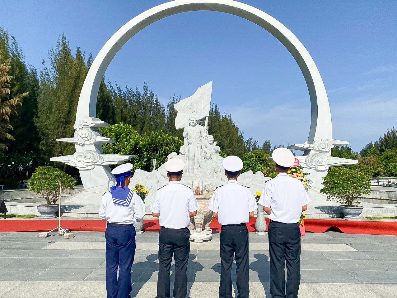 Thanh niên Hải quân dân hưởng tưởng niệm các chiến sĩ hy sinh tại quần đảo Trường Sa Thanh niên Hải quân dân hưởng tưởng niệm các chiến sĩ hy sinh tại quần đảo Trường Sa