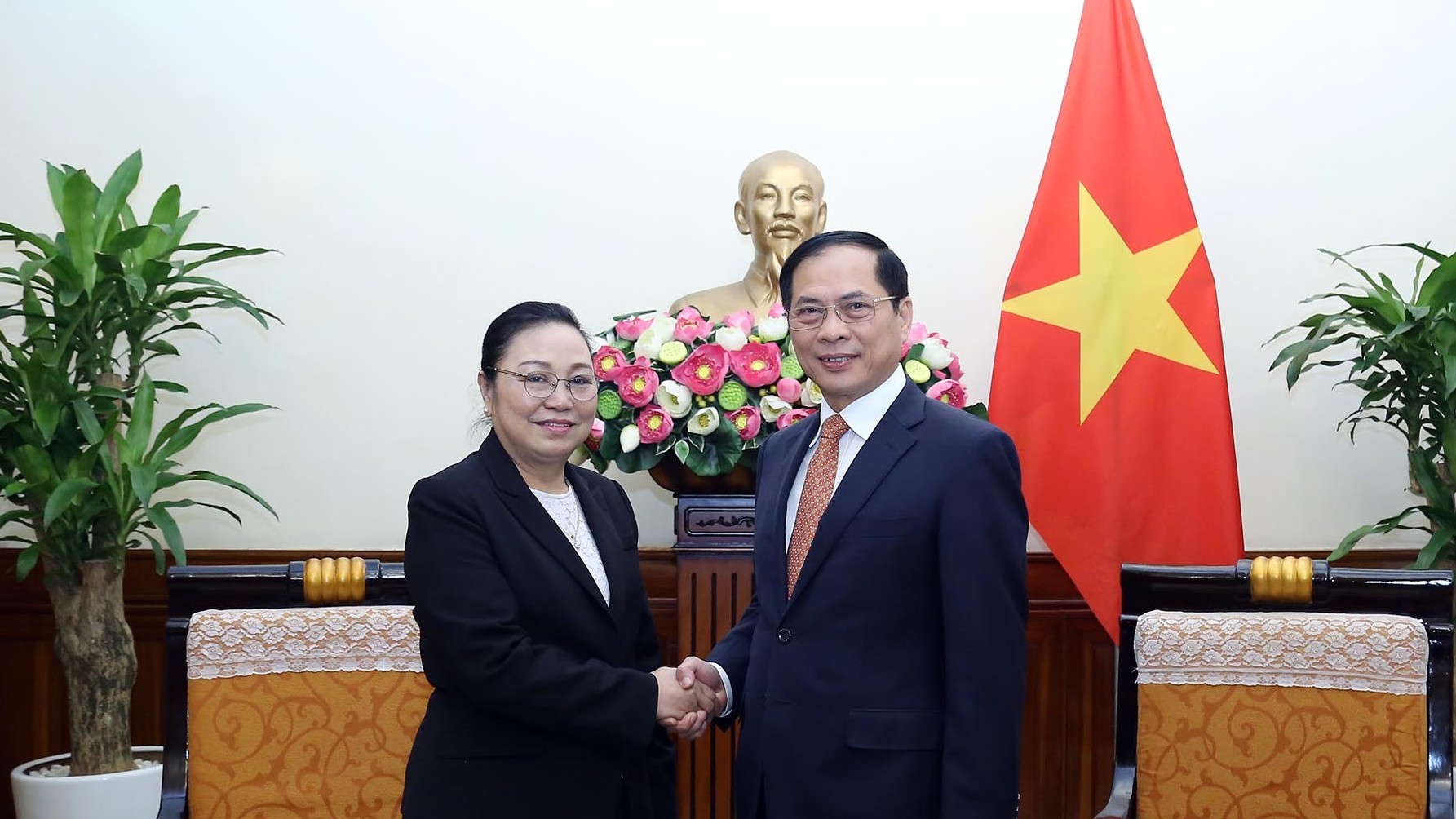 Bộ trưởng Bộ Ngoại giao Bùi Thanh Sơn tiếp Đại sứ Lào tại Việt Nam