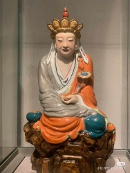 Bức tượng Phật trong bảo tàng gốm sứ biểu hiện cảm xúc hút du khách trẻ tuổi