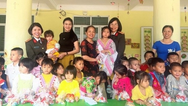Mang 'Xuân ấm biên cương' đến với phụ nữ, trẻ em biên giới tỉnh Điện Biên